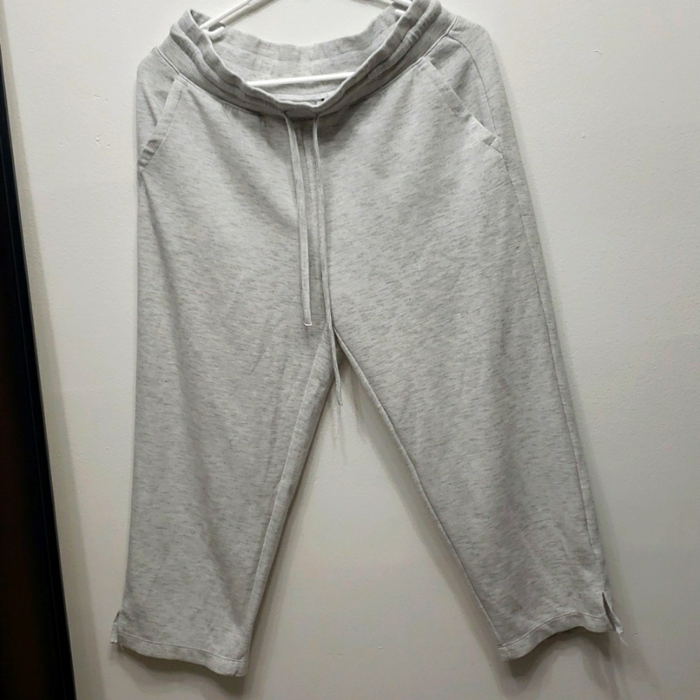 Sweatcapri pants  with pockets    size M.  ( J1 )